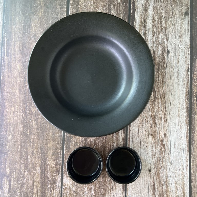 Hand Painted Ceramic Deep Starter Plate Serving Platter Tray with 2 Dip Bowls (Black, 21.5 cm Diameter)